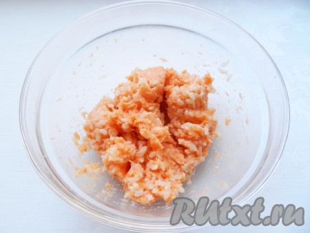 Филе рыбы измельчить в блендере или пропустить через мясорубку. Смешать с рисом, добавить по вкусу соль и перец, хорошо перемешать. 