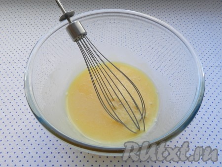 Для приготовления дрожжевого теста все ингредиенты должны быть теплыми. Яйцо взбить с сахаром и солью.