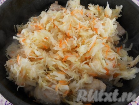 В сковороду к мясу добавить квашеную капусту.
