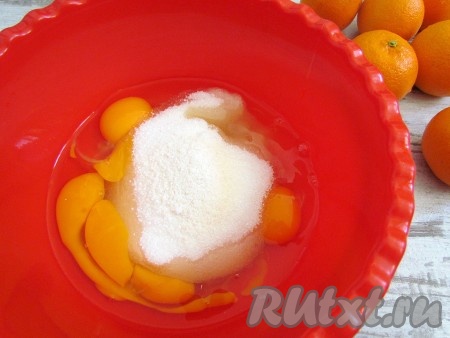 Соедините яйца комнатной температуры, сахар и ванильный сахар.