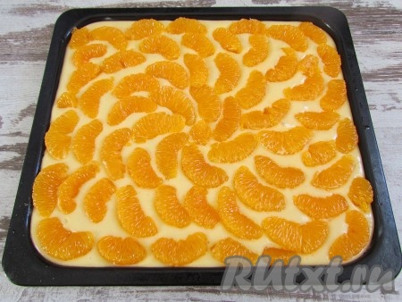 Противень смажьте сливочным маслом, влейте тесто, сверху разложите мандариновые дольки. Выпекайте пирог около 40-50 минут при температуре 190 градусов. Готовность проверьте деревянной шпажкой.