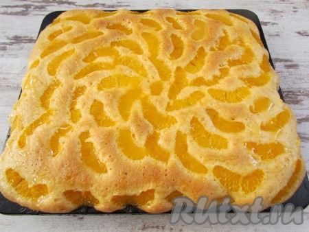 
Мандариновый сок смешайте с сахарной пудрой. Полейте мандариновой глазурью готовый горячий пирог.