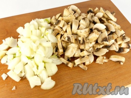 Порезать небольшими кусочками репчатый лук и грибы.