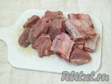 Мясо вымыть и нарезать средними кусочками.
