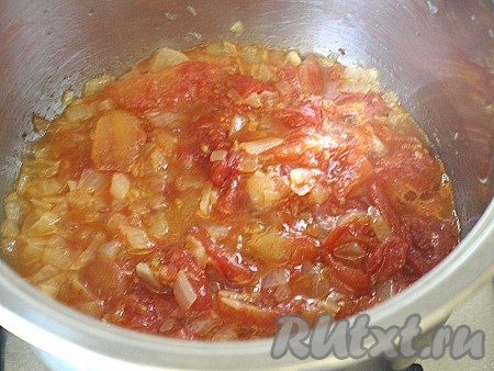 Добавить к луку помидоры и тушить, пока часть жидкости не испарится.
