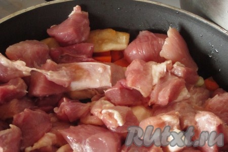 Добавить к овощам нарезанное мясо и обжарить его на сильном огне (при желании можно предварительно вынуть кусочки сала).
