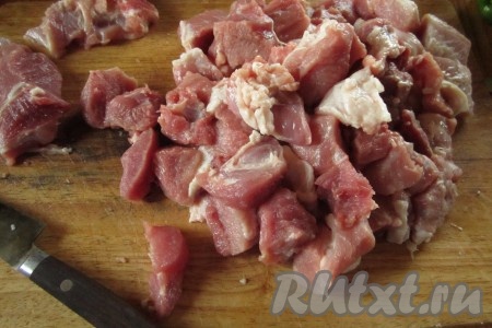 Мясо нарезать кубиками.