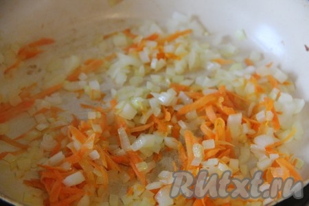 Лук и морковь измельчить и обжарить на растительном масле до золотистой корочки.