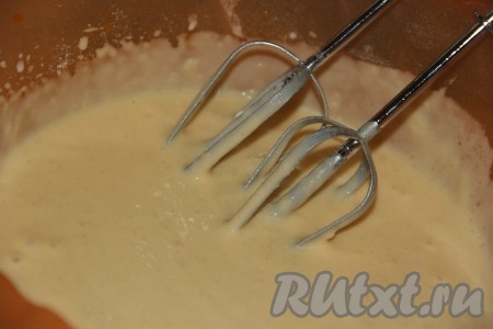 Далее всыпать просеянную муку и с помощью миксера замесить в меру густое блинное тесто.
