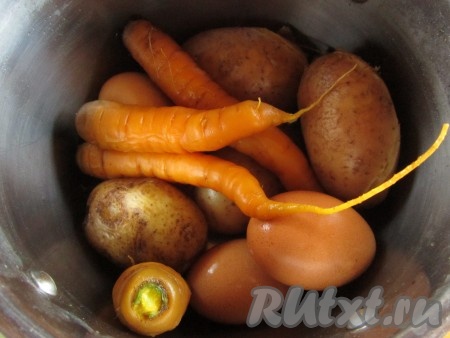 Картофель и морковь отварить до готовности или запечь в фольге. Яйца сварить вкрутую.