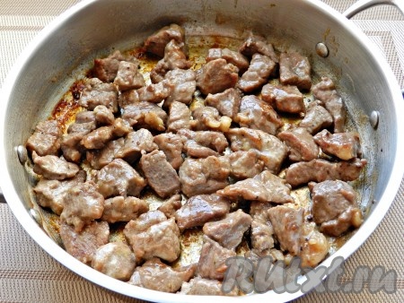 В сковороде разогреть растительное масло, выложить говядину и обжаривать на сильном огне в течение 10 минут, периодически помешивая, чтобы мясо не подгорело.
