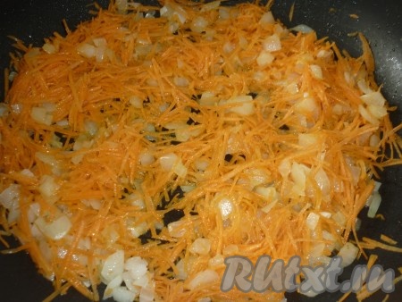К луку добавить морковь, натёртую на тёрке, и жарить овощи до золотистого цвета.
