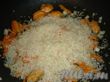 Через 5 минут добавляем рис.
