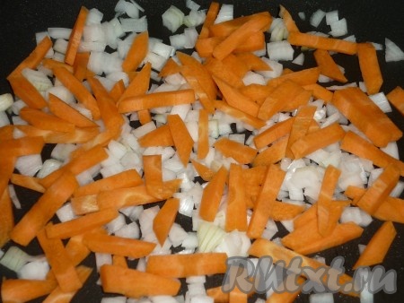 Лук режем кубиками, морковь нарезаем брусочками. Обжариваем лук и морковь на растительном масле 2-3 минуты.
