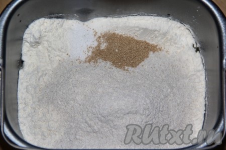 Затем всыпать пшеничную и ржаную муку (муку предварительно просеять). Добавить дрожжи и соль (всыпать по разным углам).