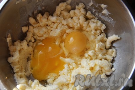 Добавить яйца, разрыхлитель, ванильный сахар и муку. Вымесить тесто. Тесто получится, как густая сметана. 
