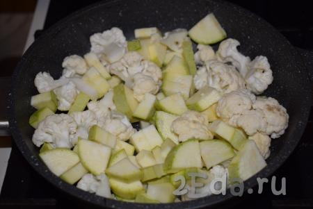 В сковороде разогреем растительное масло, выложим кабачки и цветную капусту.