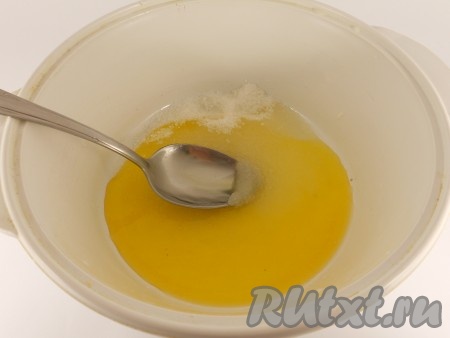 В сотейник или небольшую кастрюльку всыпать сахар, добавить мед и лимонный сок. На медленном огне выдержать смесь до полного растворения сахара.