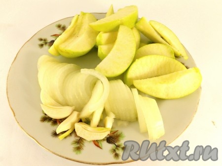 Лук нарезать полукружками, у яблок удалить сердцевину и порезать дольками, чеснок разрезать на 4 части.