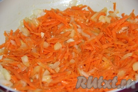 Мелко порезанный лук и натёртую морковь обжарить на растительном масле до золотистого цвета.
