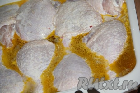 Затем разложить куриные голени, аккуратно влить воду. Поставить форму в разогретую духовку и готовить при 200 градусах 1 час.
