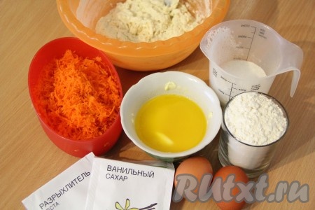 Подготовить продукты для приготовления морковного пирога на кефире. Маргарин растопить и охладить. Манку залить кефиром и оставить на 30 минут.