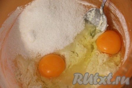 В набухшую манку добавить яйца, сахар, ванильный сахар и тщательно перемешать. 
