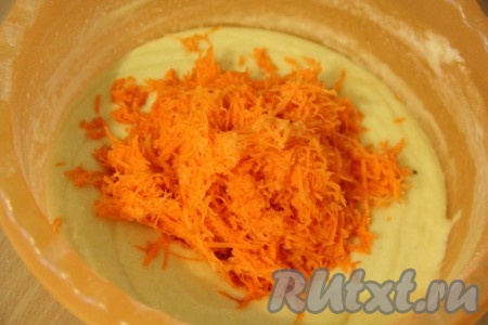 Морковную мякоть, отжатую от лишней жидкости, добавить в тесто и хорошо перемешать. Тесто получится не густым.
