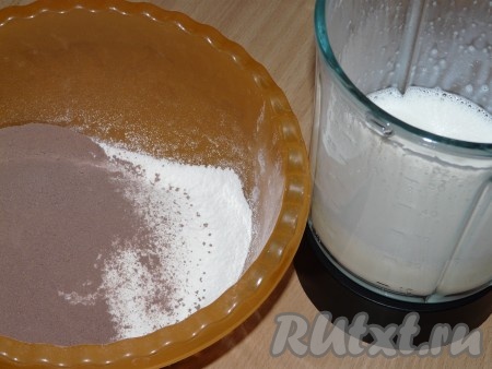 В глубокую миску просеять муку, добавить разрыхлитель и какао. Хорошо взбить яйца с сахаром, затем влить растительное масло, молоко и ещё раз взбить.
