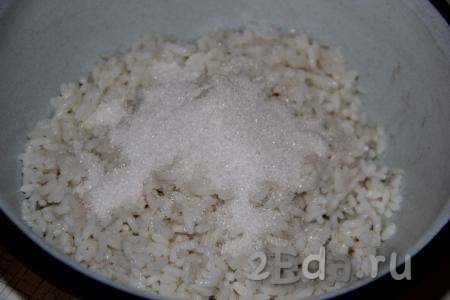 В вареный рис добавить сахар и соль. По желанию, можно добавить щепотку ванилина.