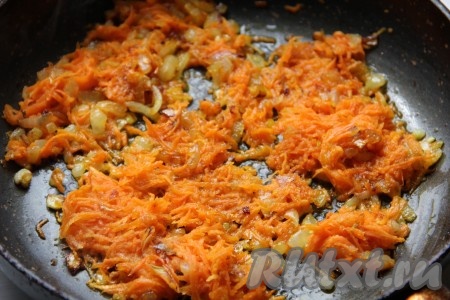 Пока тесто отдыхает, приготовить начинку. Натёртую морковь и порезанный лук обжарить, помешивая,  на растительном масле до золотистого цвета.
