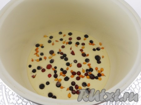 Чашу мультиварки хорошо смазать маслом, можно еще посыпать манкой или сухарями. Вылить половину теста, на тесто выложить половину замороженных ягод.
