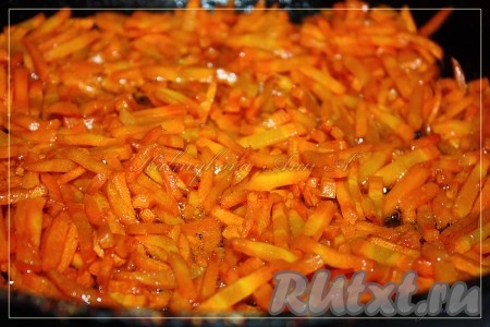 Обжарить морковь на растительном масле до готовности.
