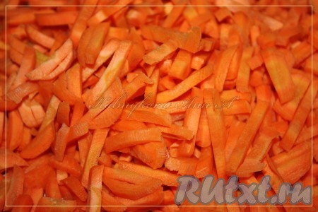 Приступим к приготовлению заправки: очищенную морковь нашинковать брусочками.
