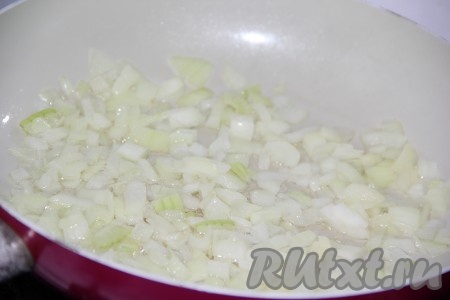 Очищенный мелко нарезанный лук выложить на сковороду с разогретым растительным маслом и обжарить, иногда помешивая, до золотистого цвета.