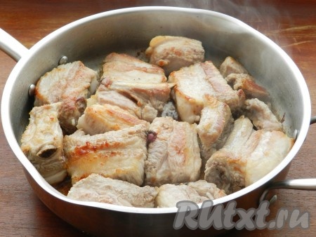 В сковороде разогреть немного растительного масла и обжарить свинину со всех сторон до румяной корочки.
