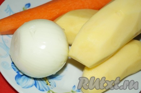 Картофель, морковь и репчатый лук очистить, картофель нарезать на небольшие кубики и отправить вариться в куриный бульон.  
