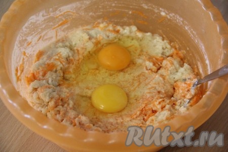  Затем добавить яйца и ещё раз перемешать. Наше тесто начнёт менять свою консистенцию и станет менее густым и более однородным.
