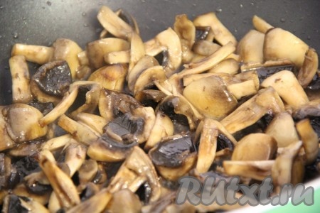 В глубокую сковороду добавить растительное масло и поставить на огонь. Добавить грибы в сковороду и обжарить их в течение 15 минут, периодически помешивая.