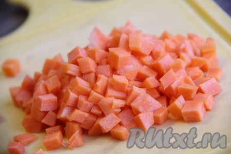 Морковь нарезать мелкими кубиками (можно натереть морковь на крупной тёрке).