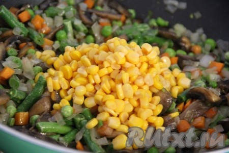 Как только овощи обмякнут, можно добавлять кукурузу. Всё хорошо перемешать и обжарить в течение нескольких минут, не забывая иногда перемешивать.