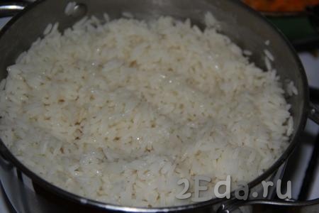 В кипящую подсоленную воду всыпать рис и варить до готовности. Я пробую рис, как только он готов, откидываю его на сито и промываю, поэтому он остаётся рассыпчатым и не липким.