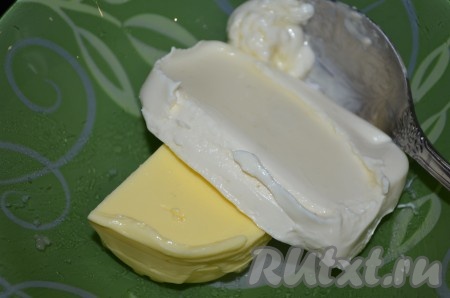 Выложить в миску плавленный сыр и мягкое масло (их лучше заранее достать из холодильника часа за 2).