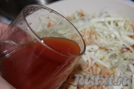 В теплой кипяченой воде разбавить томатную пасту или кетчуп. Вылить в сковороду к овощам и сосискам.
