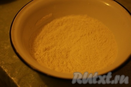 Муку просеять вместе с ванилином и добавить соль и сахар, перемешать. 