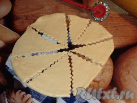 Затем обмять тесто и разделить на 4 части. Каждую часть раскатать в круг и разрезать на 8 треугольников. 
