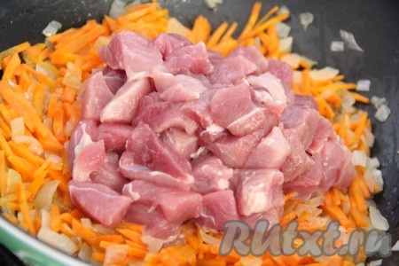 Свинину нарезать на небольшие кусочки и добавить в сковороду к овощам, хорошо перемешать. Накрыть сковороду крышкой и тушить мясо 15-20 минут, периодически перемешивая.