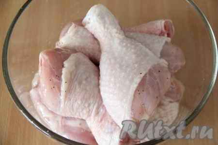 Хорошо втереть соль и перец в кусочки курицы и оставить на 30 минут при комнатной температуре. 
