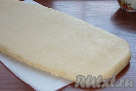 Слоеное тесто раскатать в пласт толщиной примерно 0,5 см. 