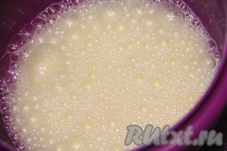 С помощью миксера взбить яйца с сахаром в белую пышную массу.